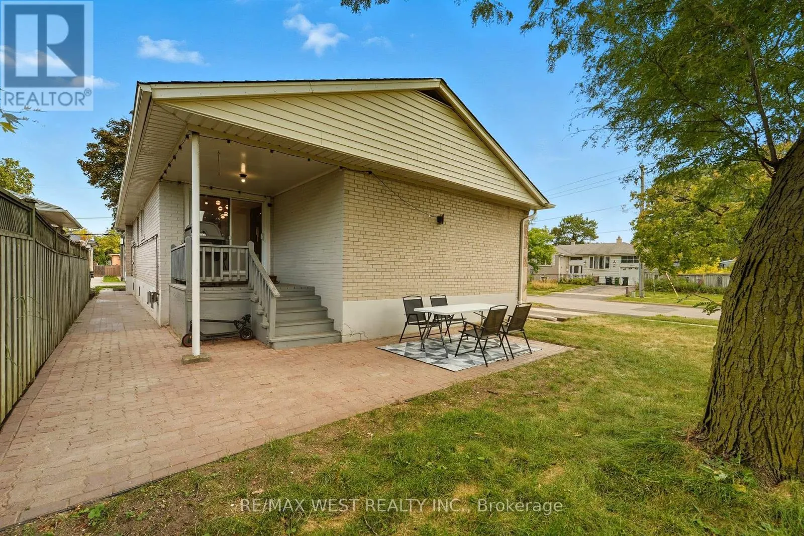 204 JEFFCOAT DRIVE