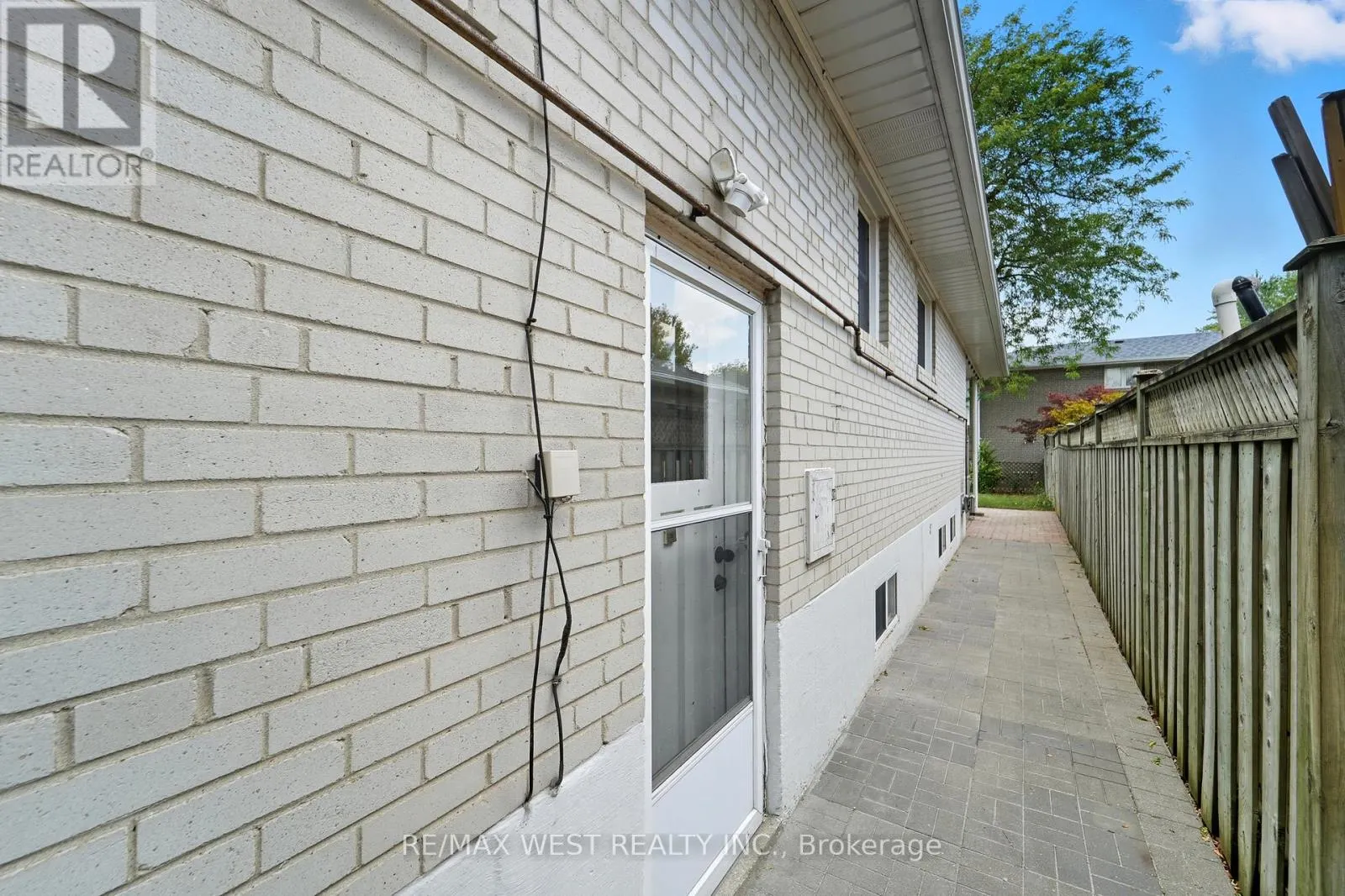 204 JEFFCOAT DRIVE