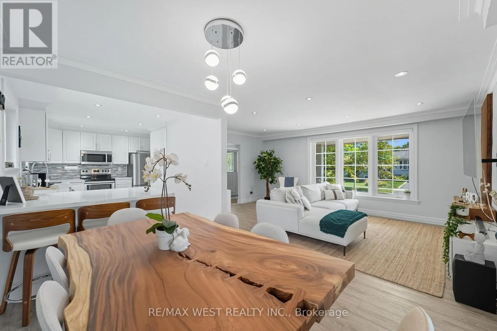 204 JEFFCOAT DRIVE