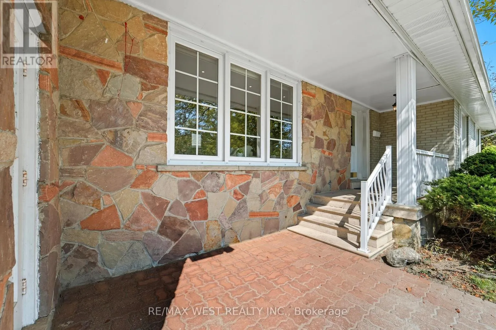 204 JEFFCOAT DRIVE