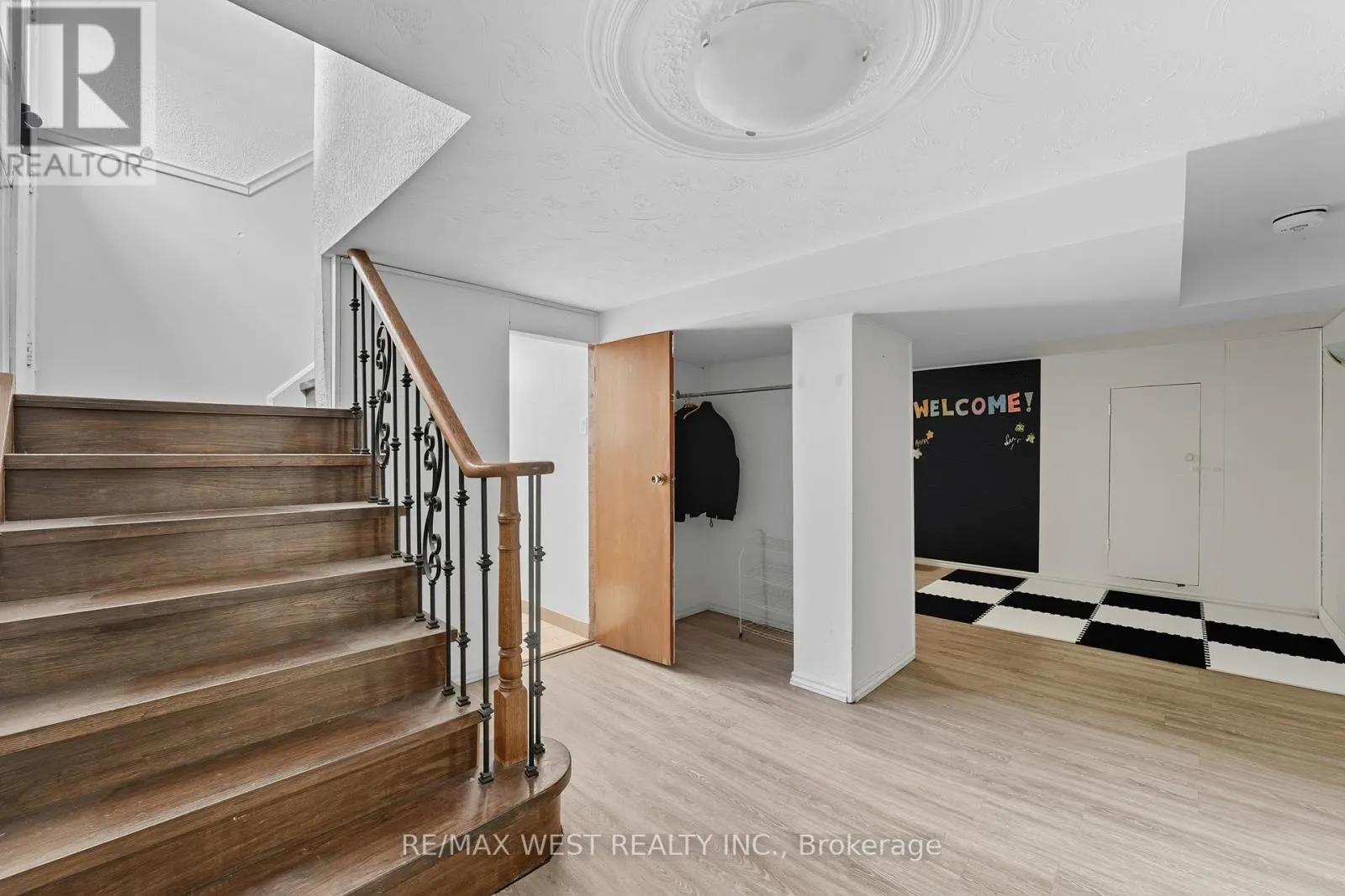 204 JEFFCOAT DRIVE