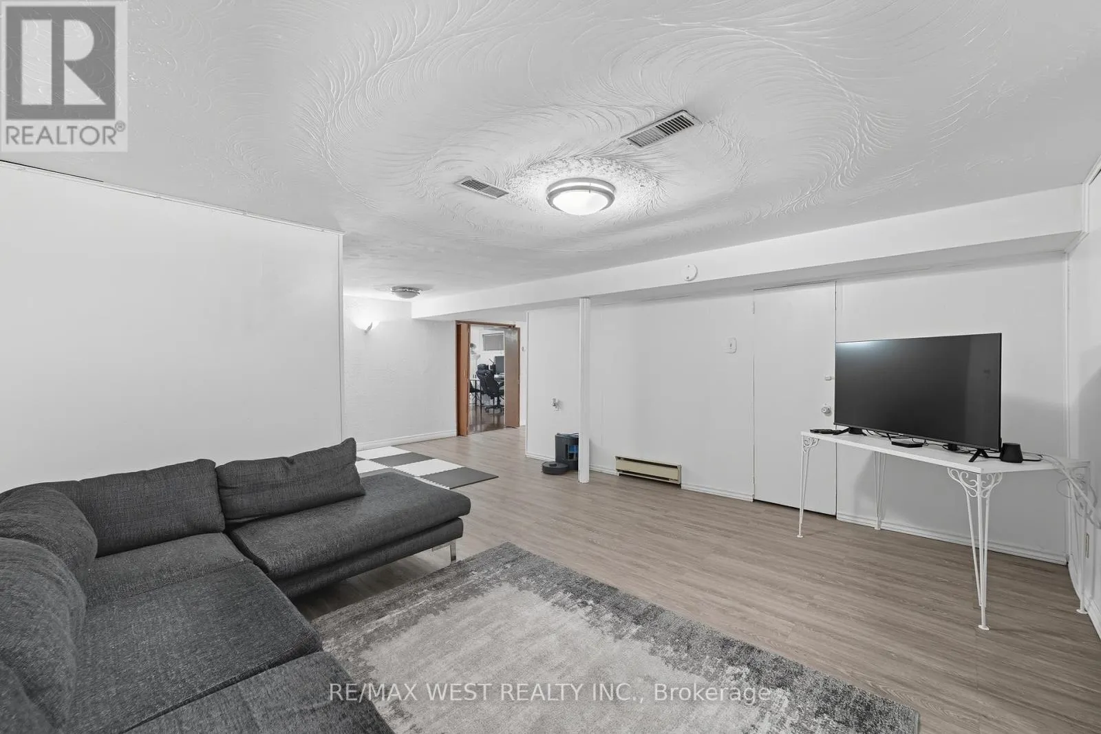 204 JEFFCOAT DRIVE