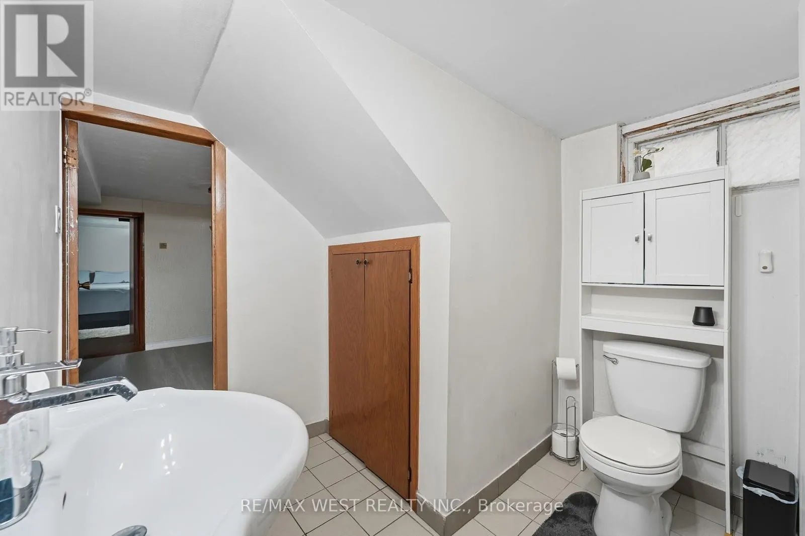 204 JEFFCOAT DRIVE