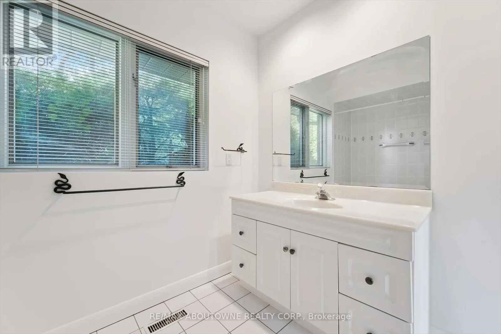 1095 LINBROOK ROAD