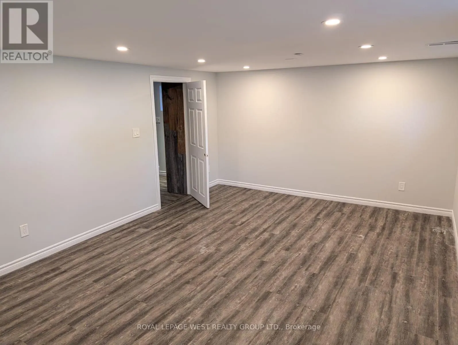 12 LEAVENWORTH CRESCENT