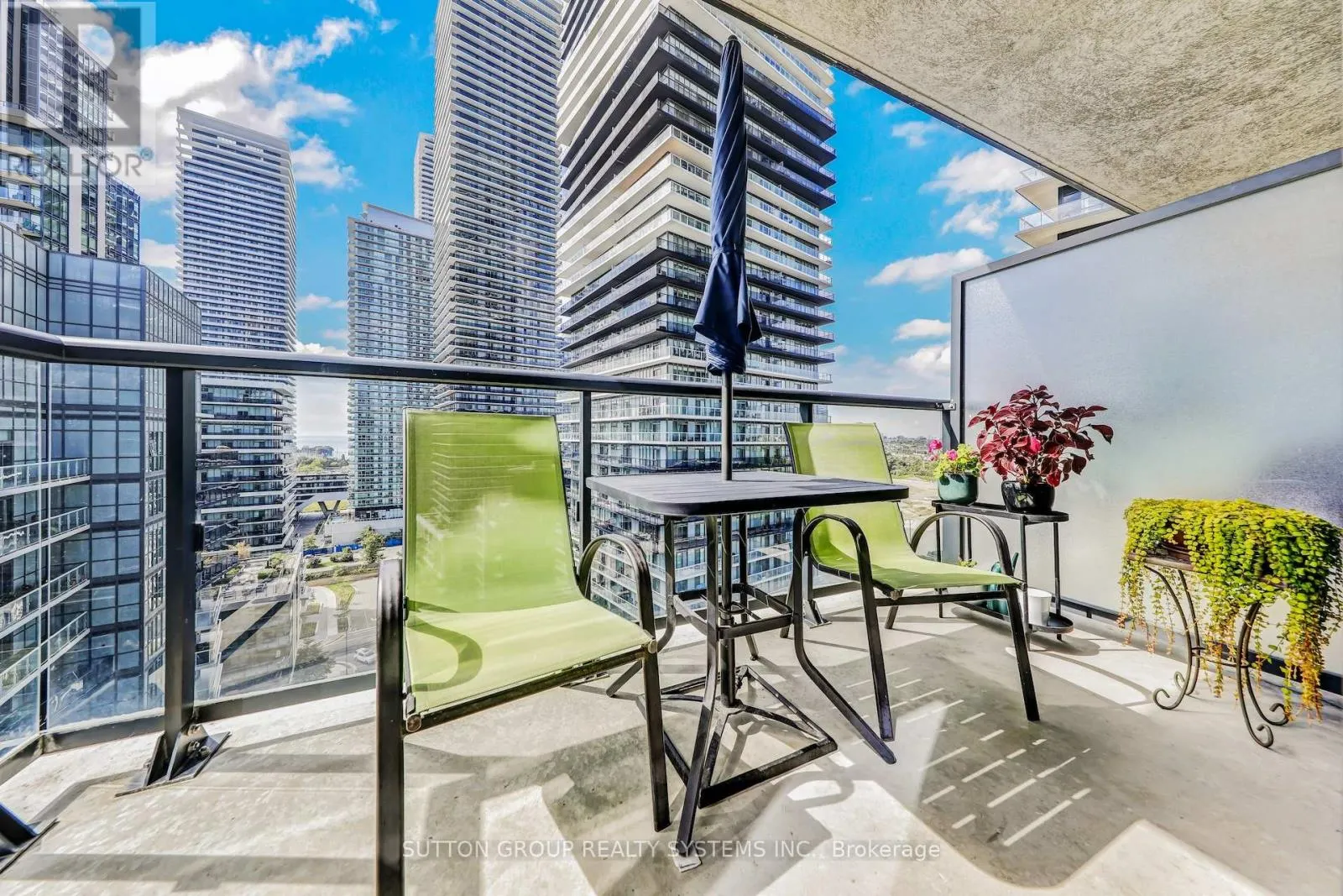 1604 - 39 ANNIE CRAIG DRIVE