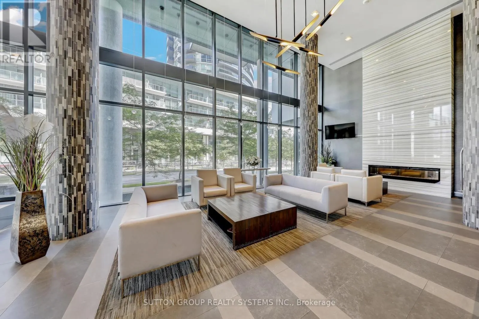 1604 - 39 ANNIE CRAIG DRIVE