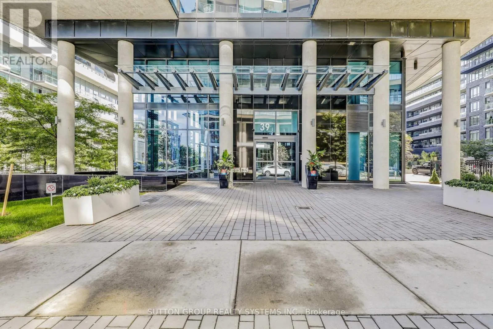 1604 - 39 ANNIE CRAIG DRIVE