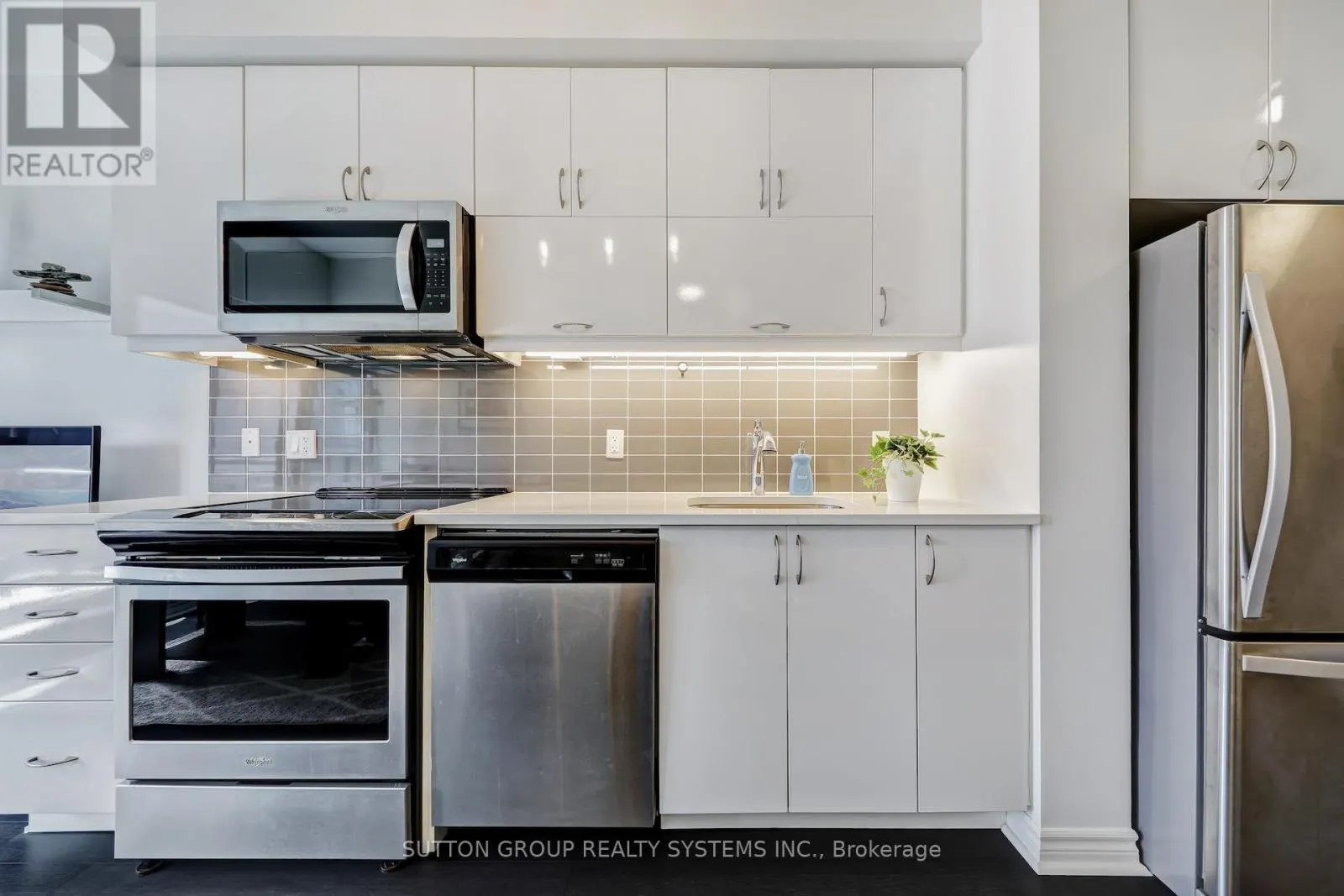 1604 - 39 ANNIE CRAIG DRIVE