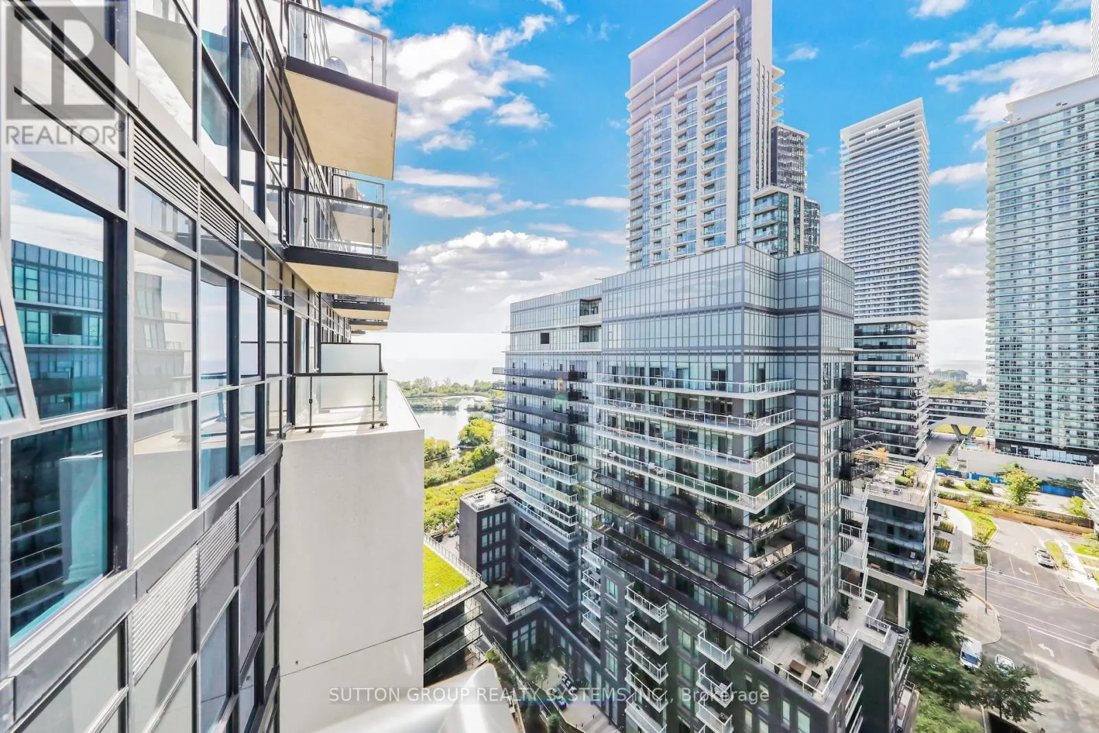 1604 - 39 ANNIE CRAIG DRIVE