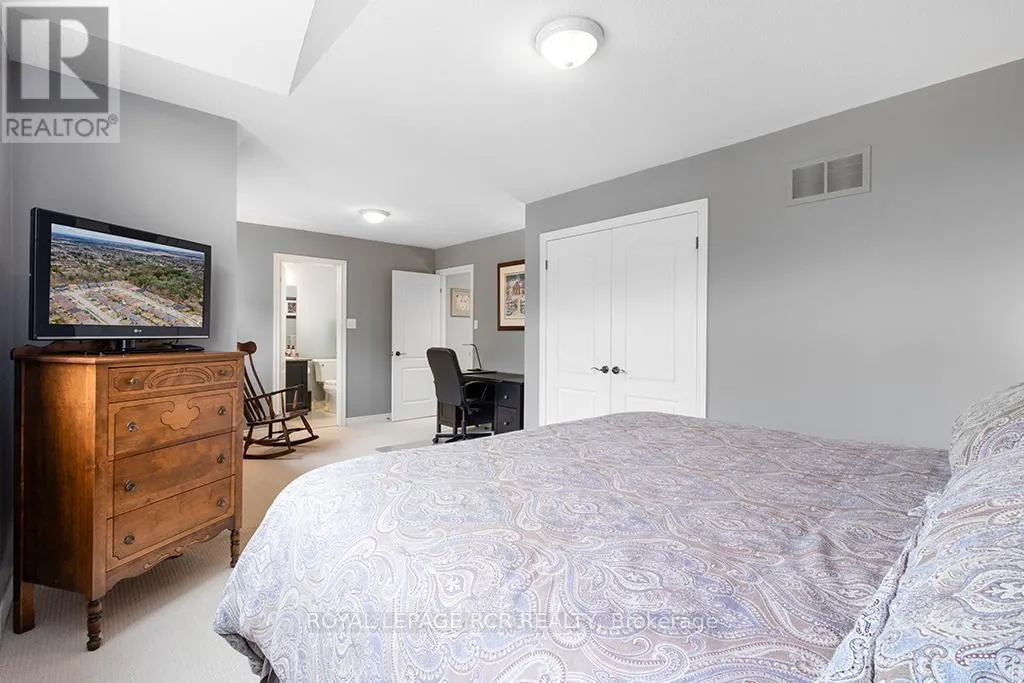 32 BORLAND CRESCENT