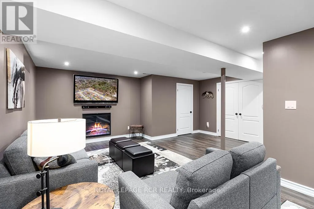 32 BORLAND CRESCENT
