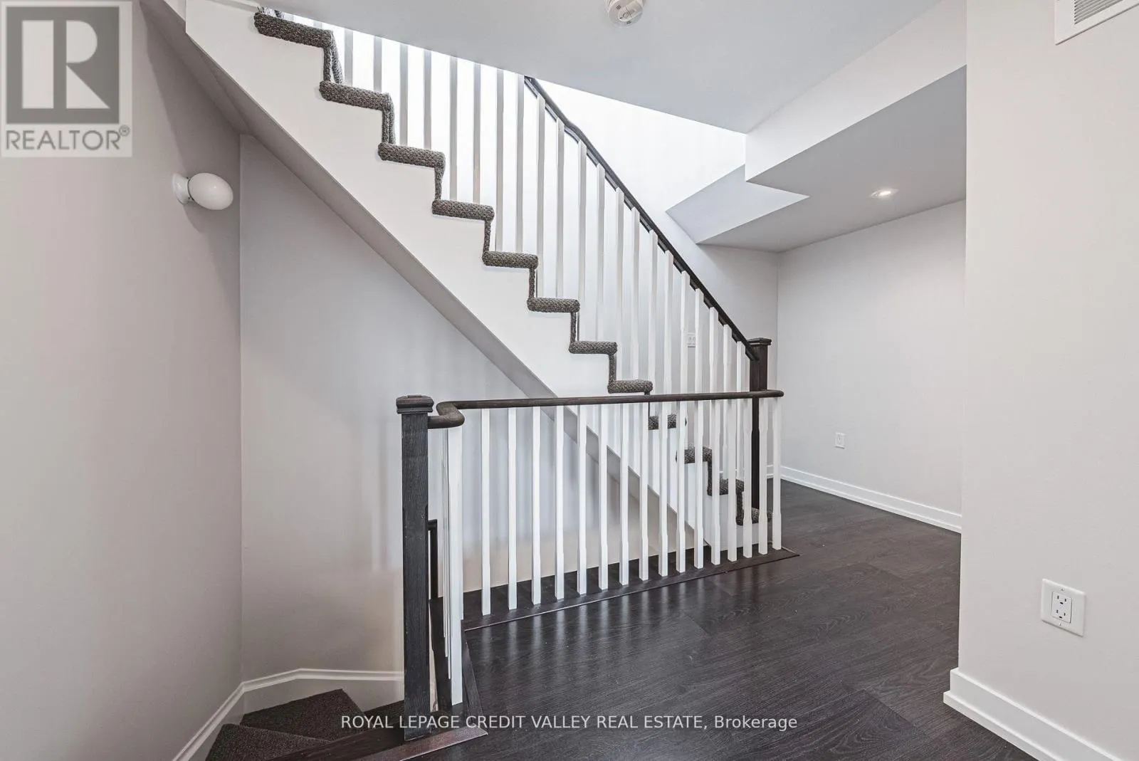 116 - 256 ROYAL YORK ROAD E