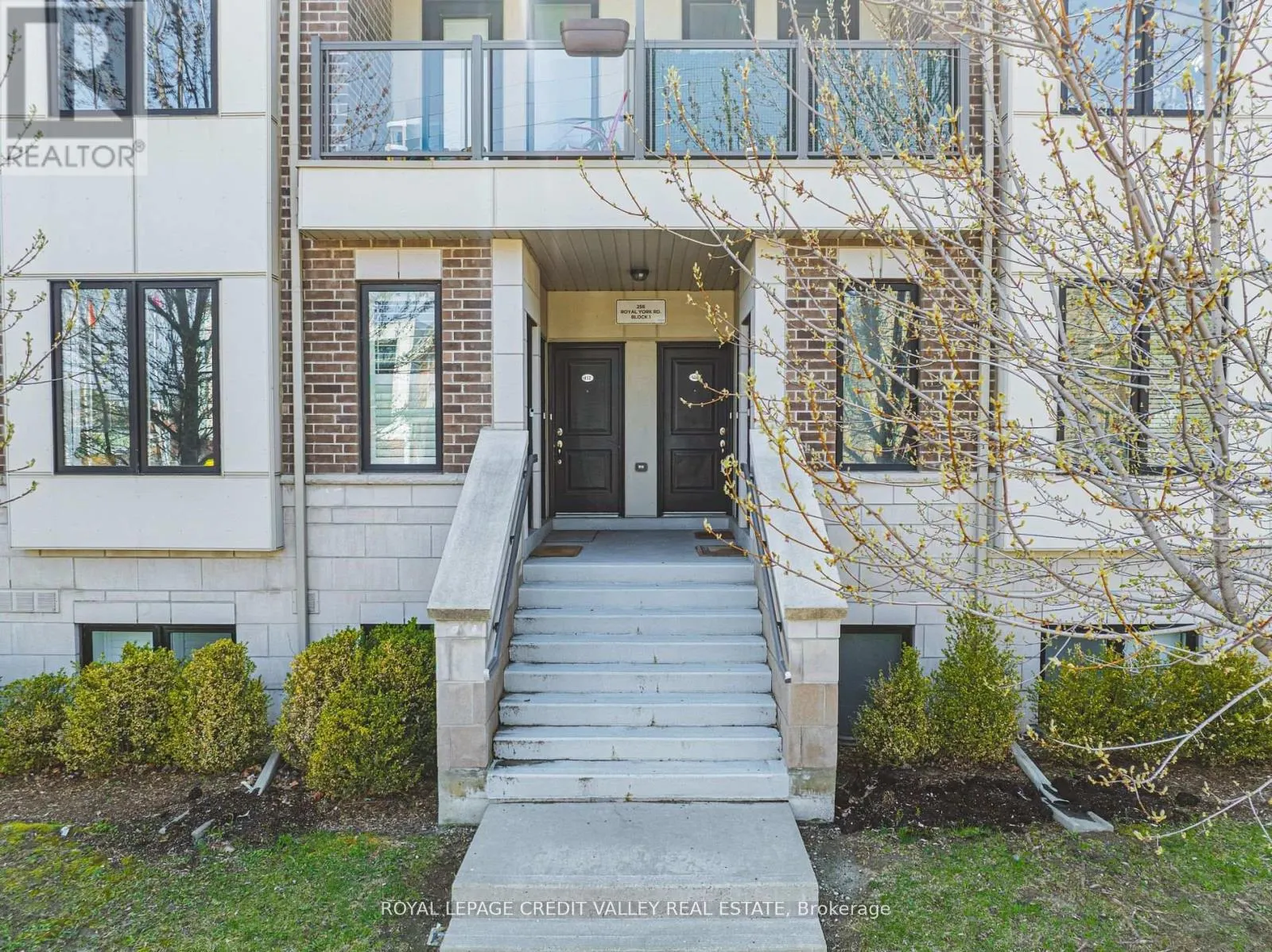 116 - 256 ROYAL YORK ROAD E