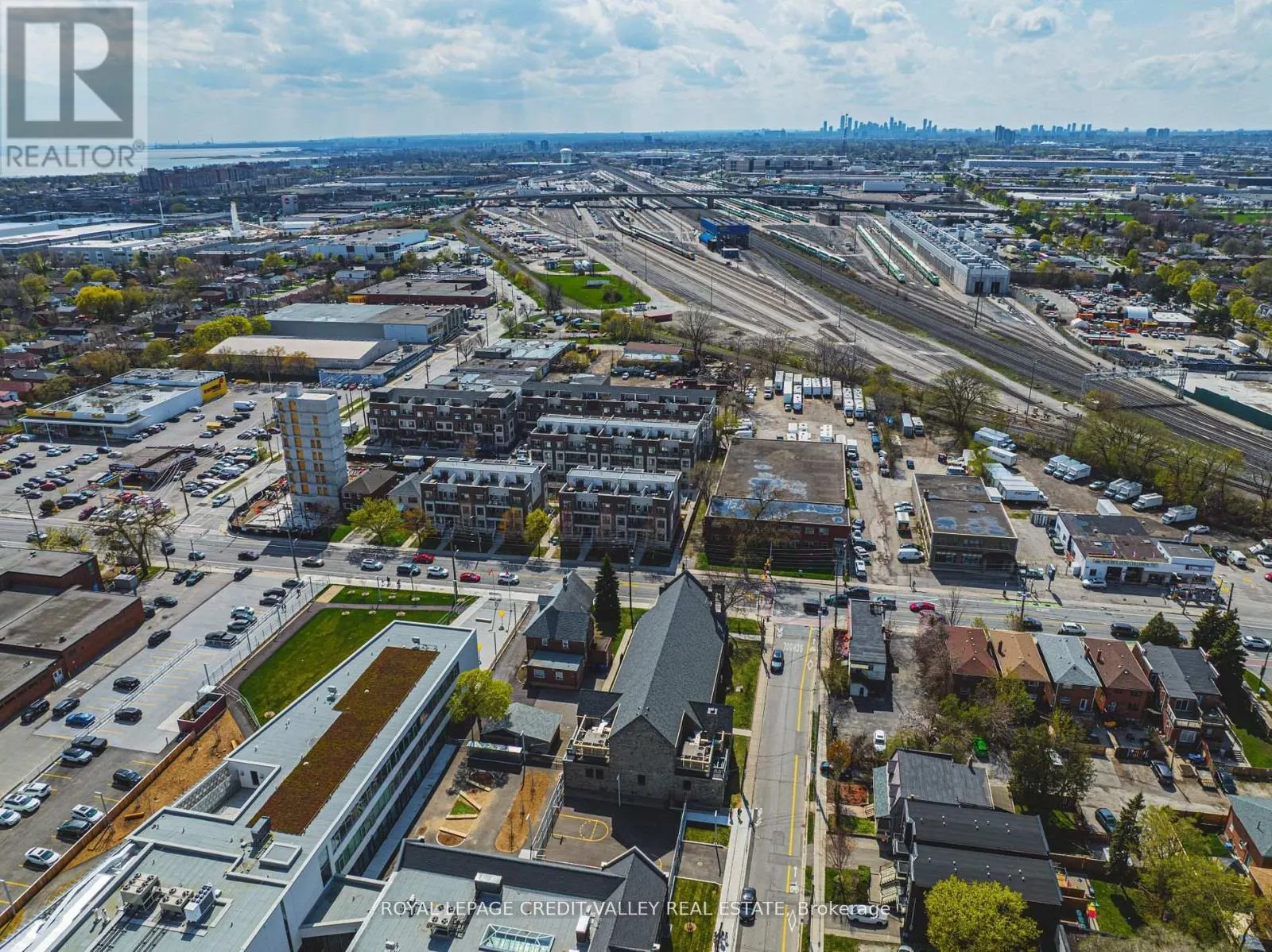 116 - 256 ROYAL YORK ROAD E
