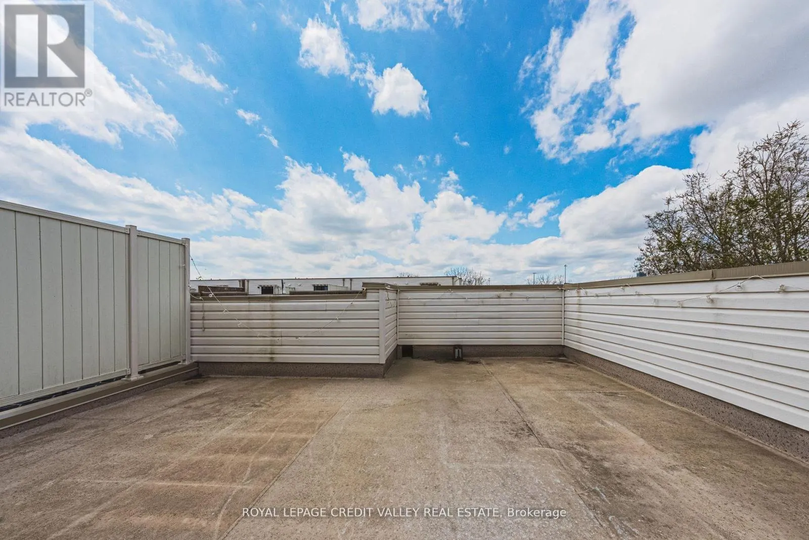 116 - 256 ROYAL YORK ROAD E