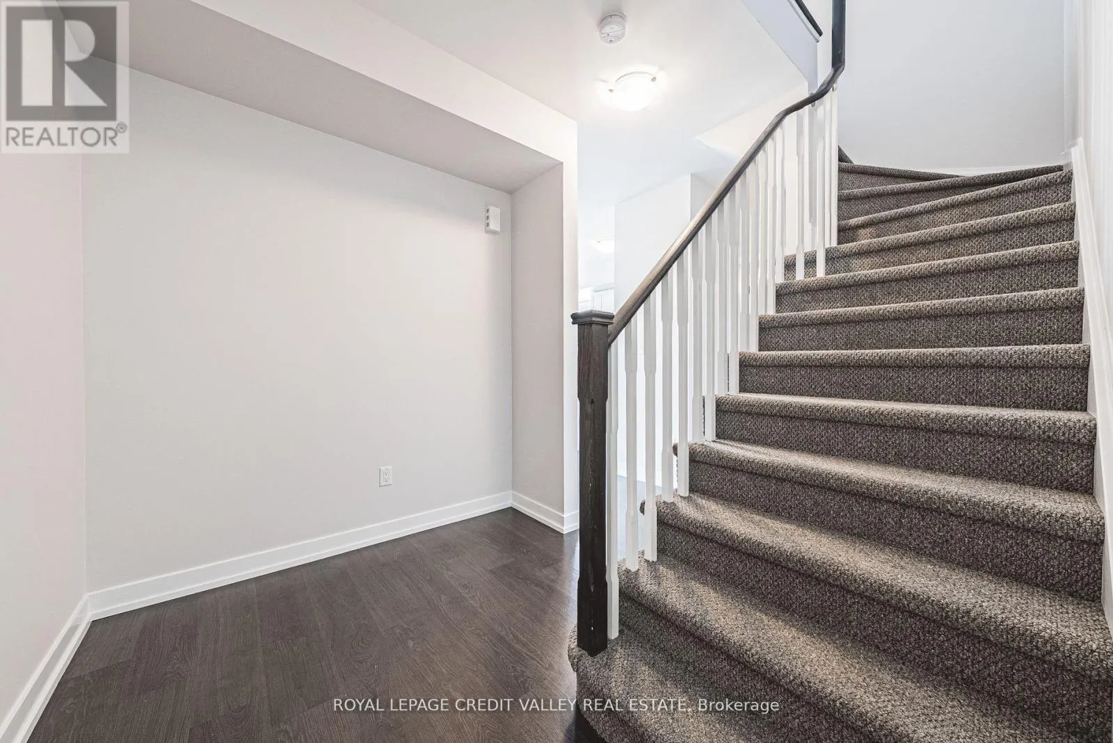 116 - 256 ROYAL YORK ROAD E
