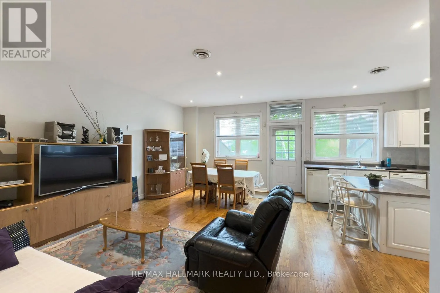 3631 DUNDAS STREET W