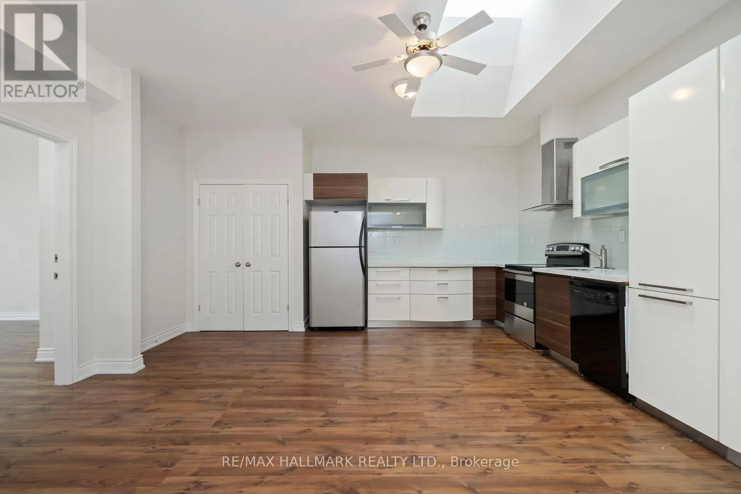 3631 DUNDAS STREET W