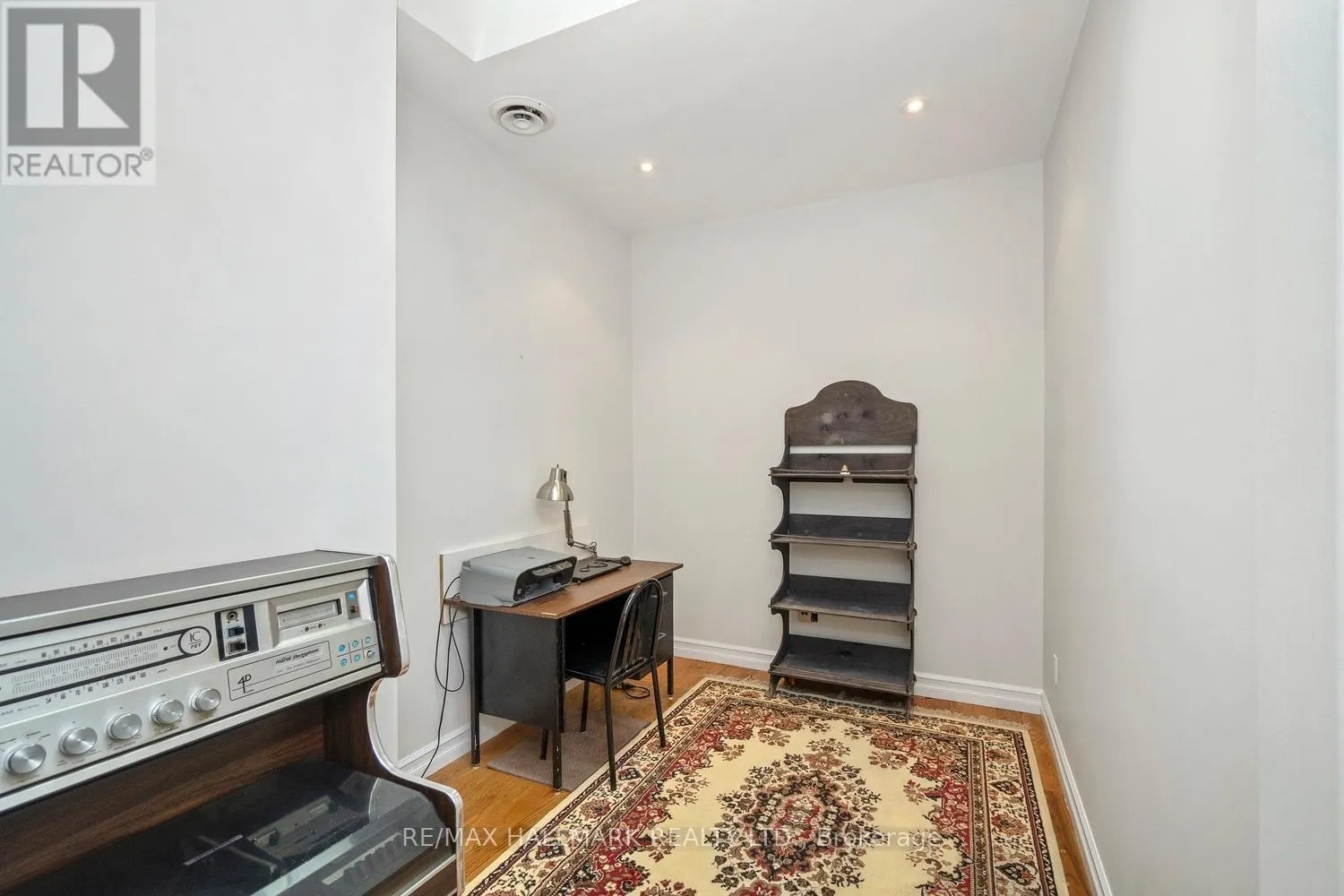 3631 DUNDAS STREET W