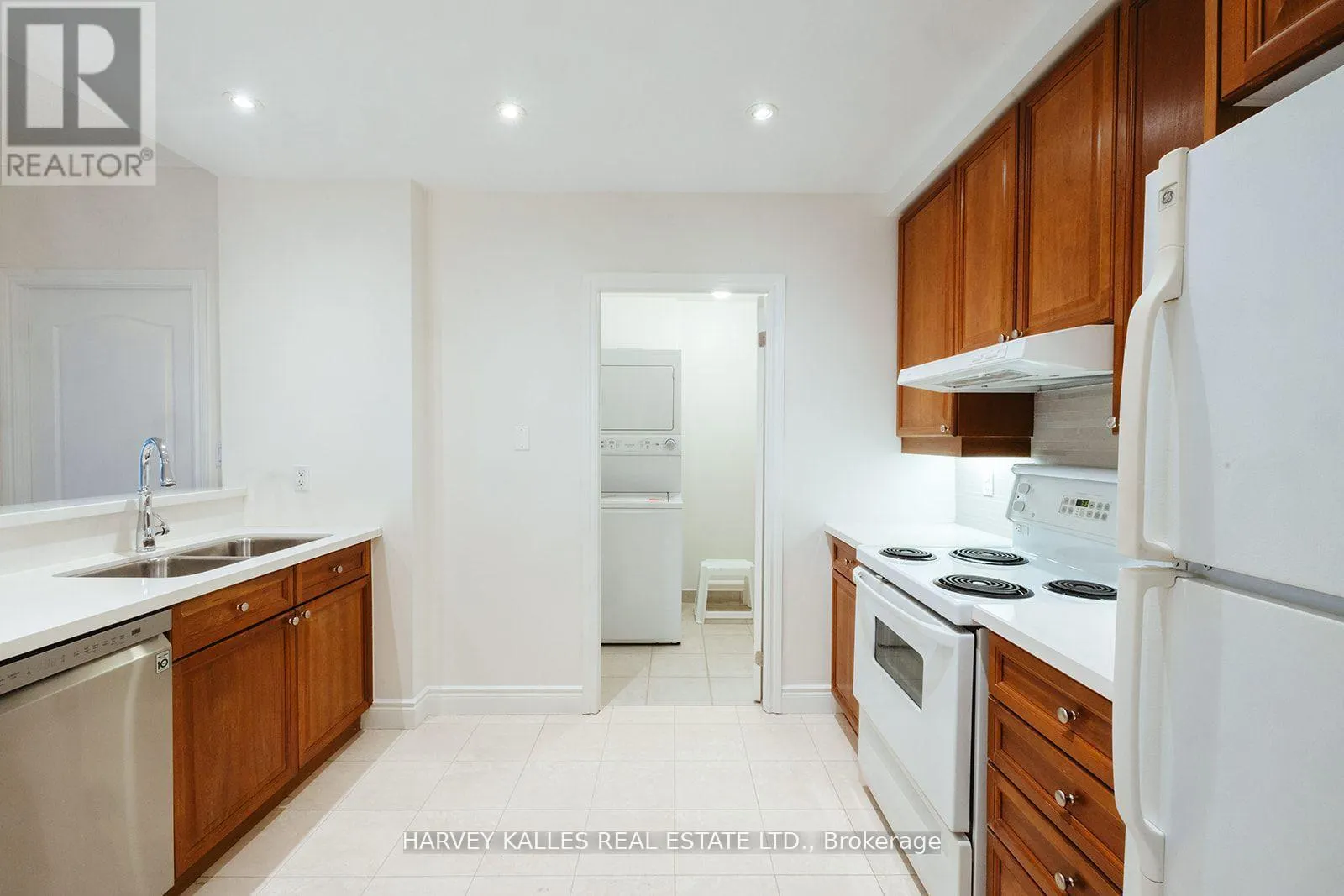 412 - 2 ABERFOYLE CRESCENT