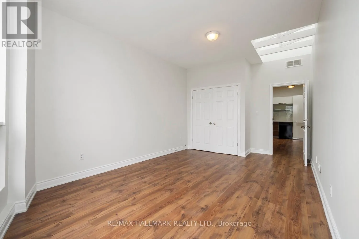 3631 DUNDAS STREET W