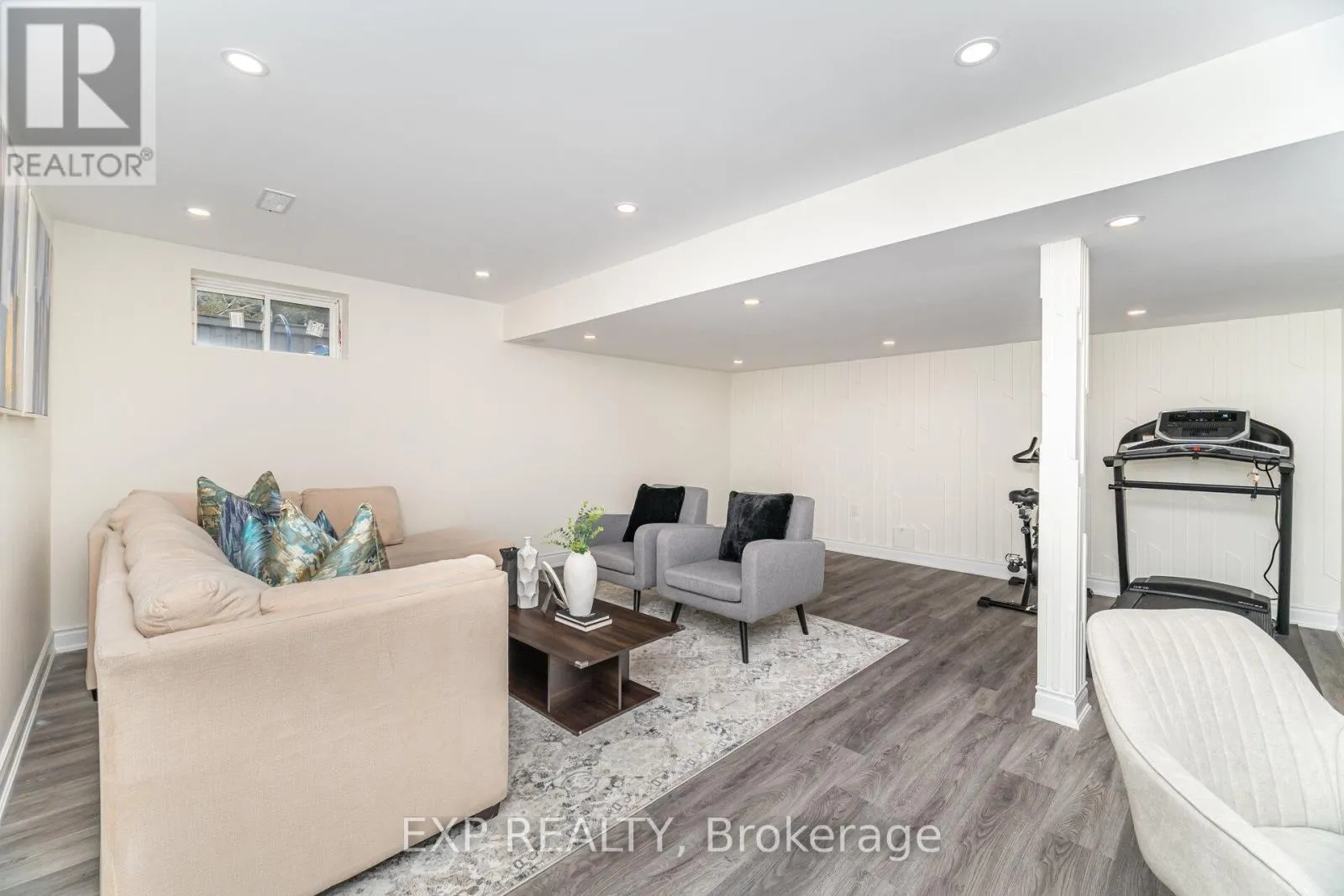 806 BANKS CRESCENT