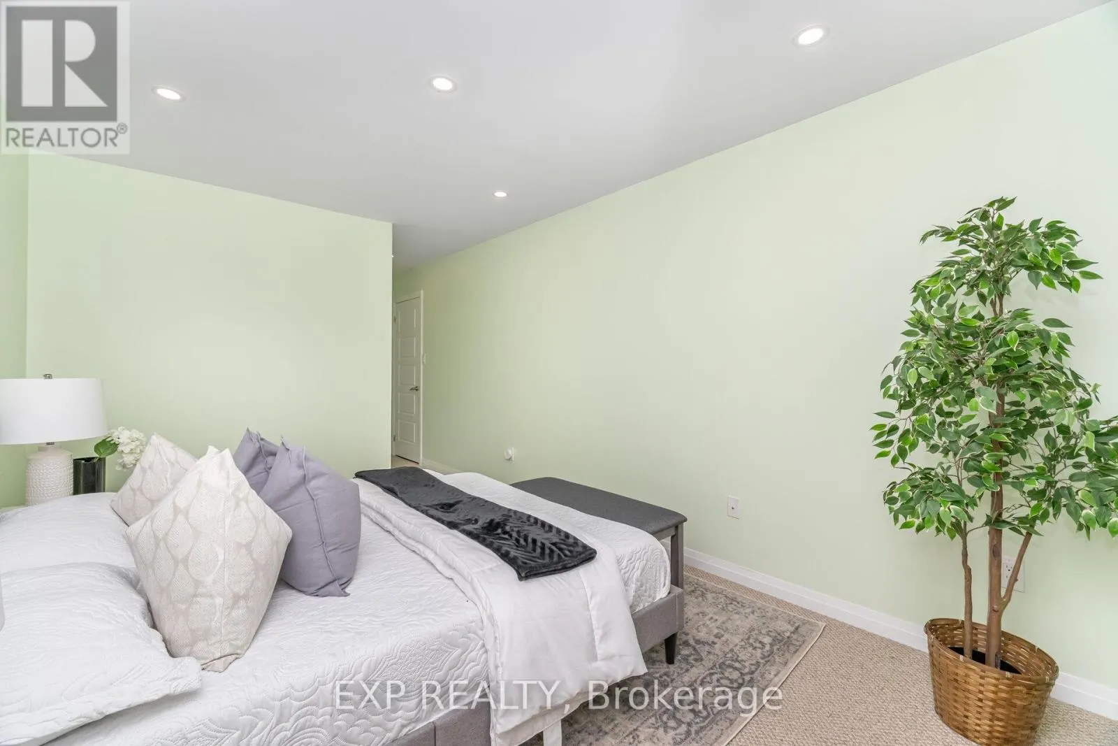806 BANKS CRESCENT