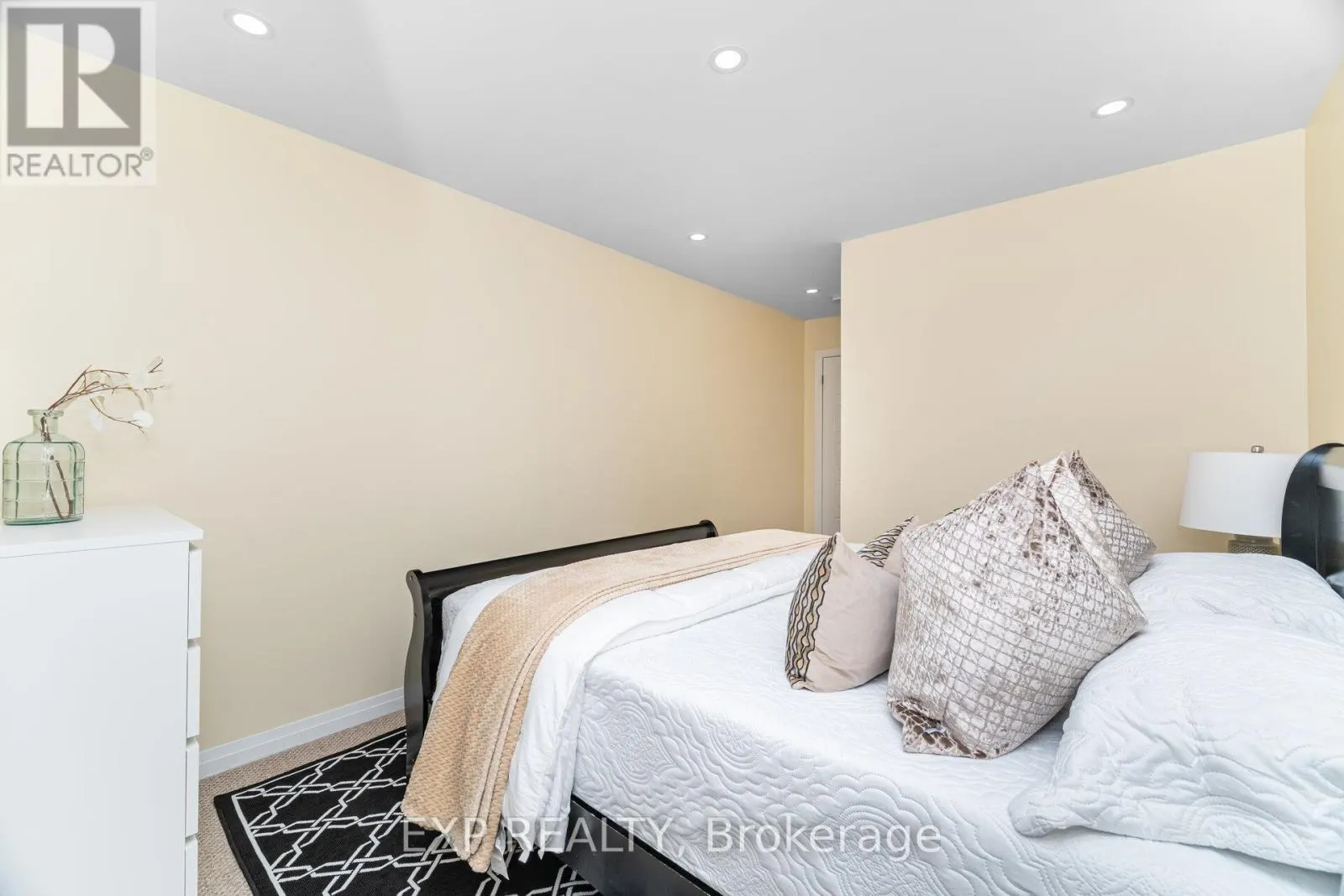 806 BANKS CRESCENT