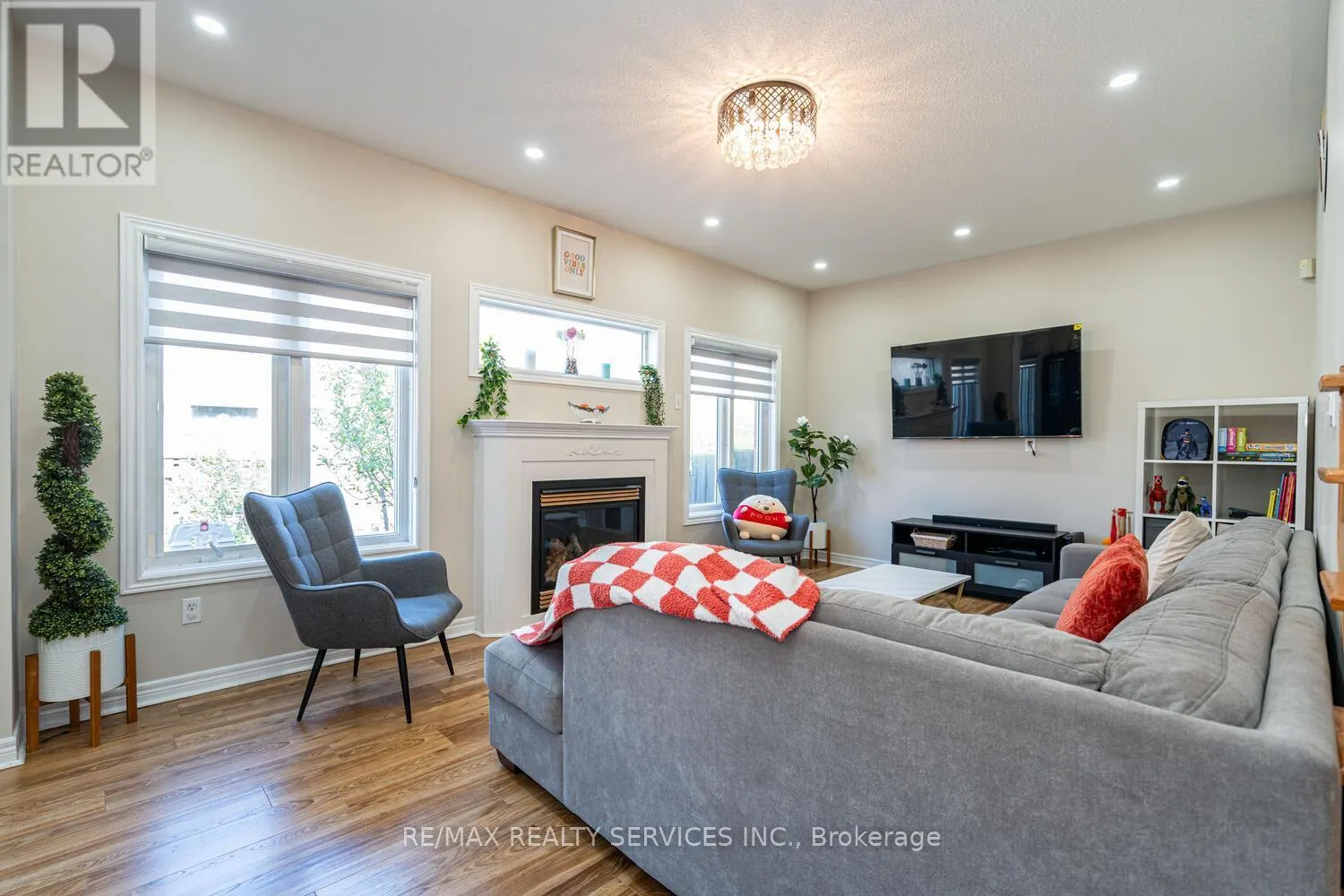 6 FOXHOLLOW ROAD
