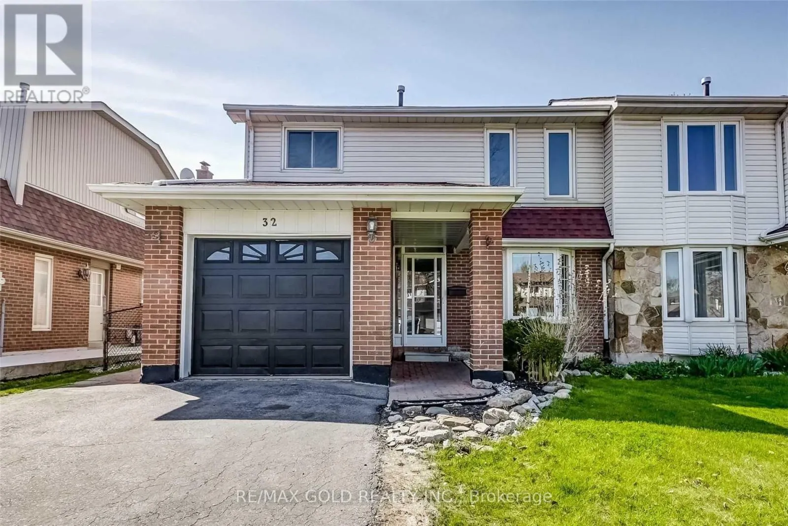 32 LAWNDALE CRESCENT