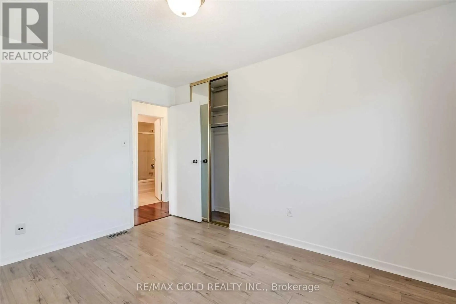 32 LAWNDALE CRESCENT