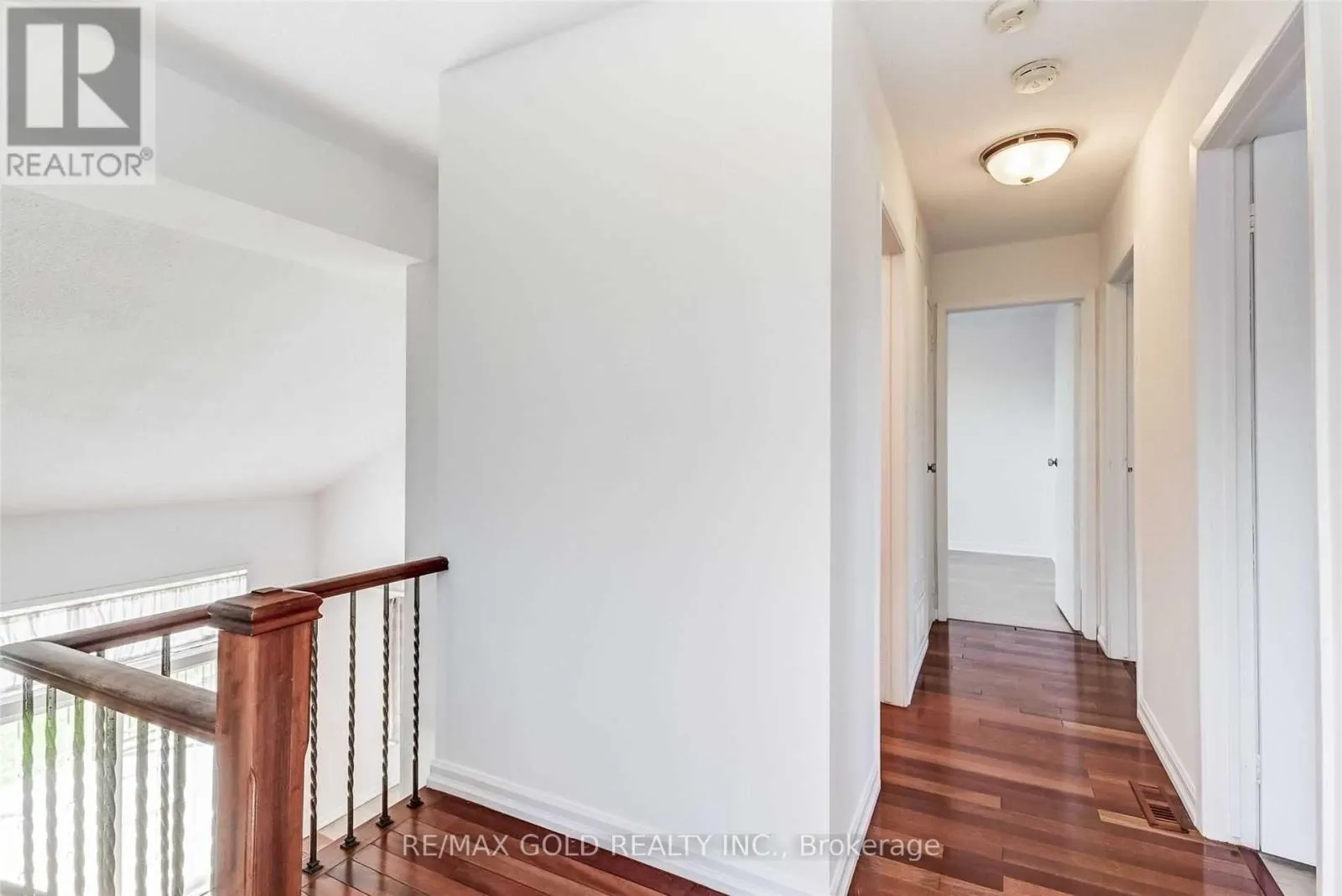 32 LAWNDALE CRESCENT