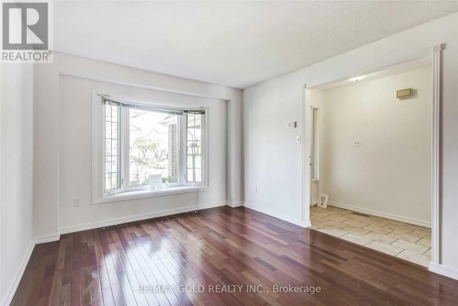 32 LAWNDALE CRESCENT