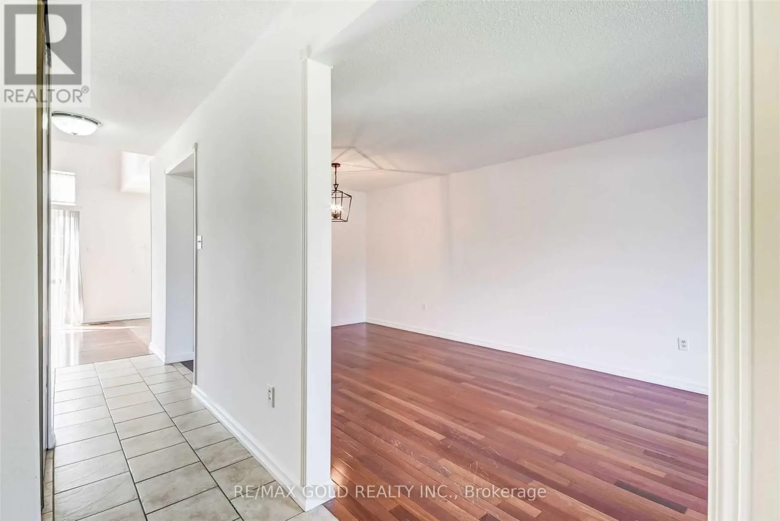 32 LAWNDALE CRESCENT
