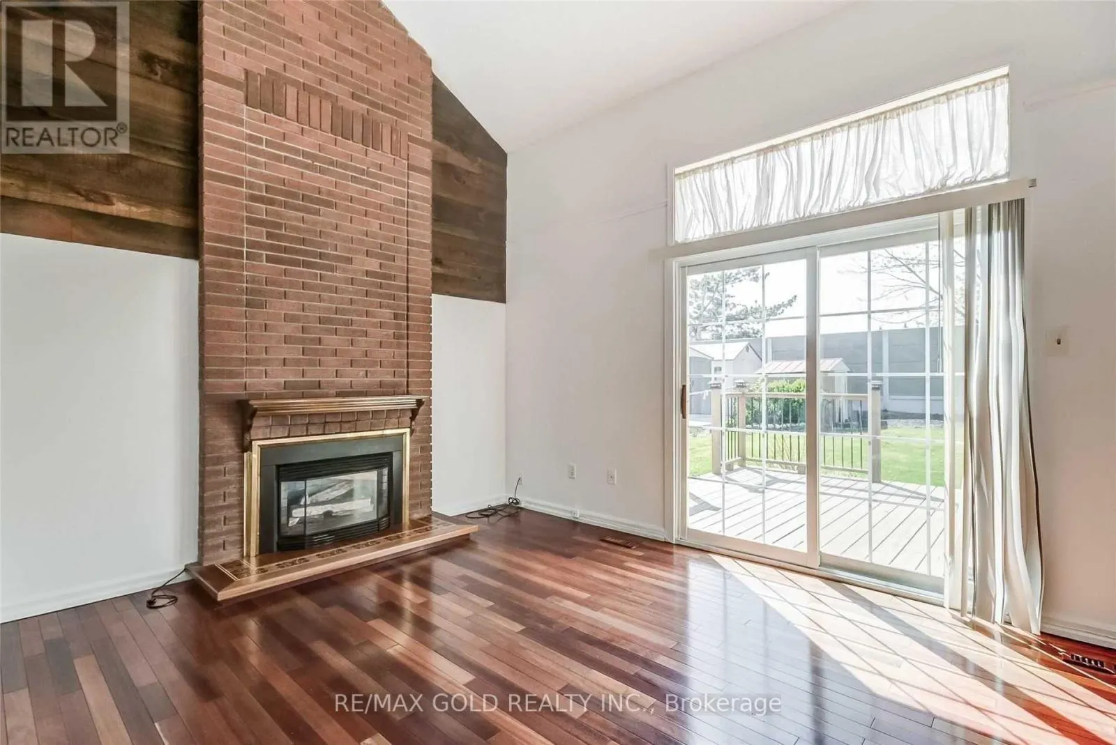 32 LAWNDALE CRESCENT