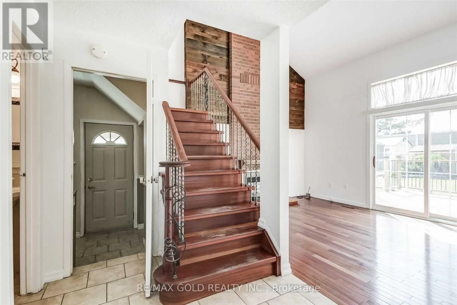32 LAWNDALE CRESCENT