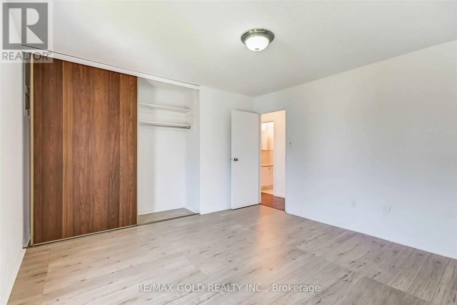 32 LAWNDALE CRESCENT