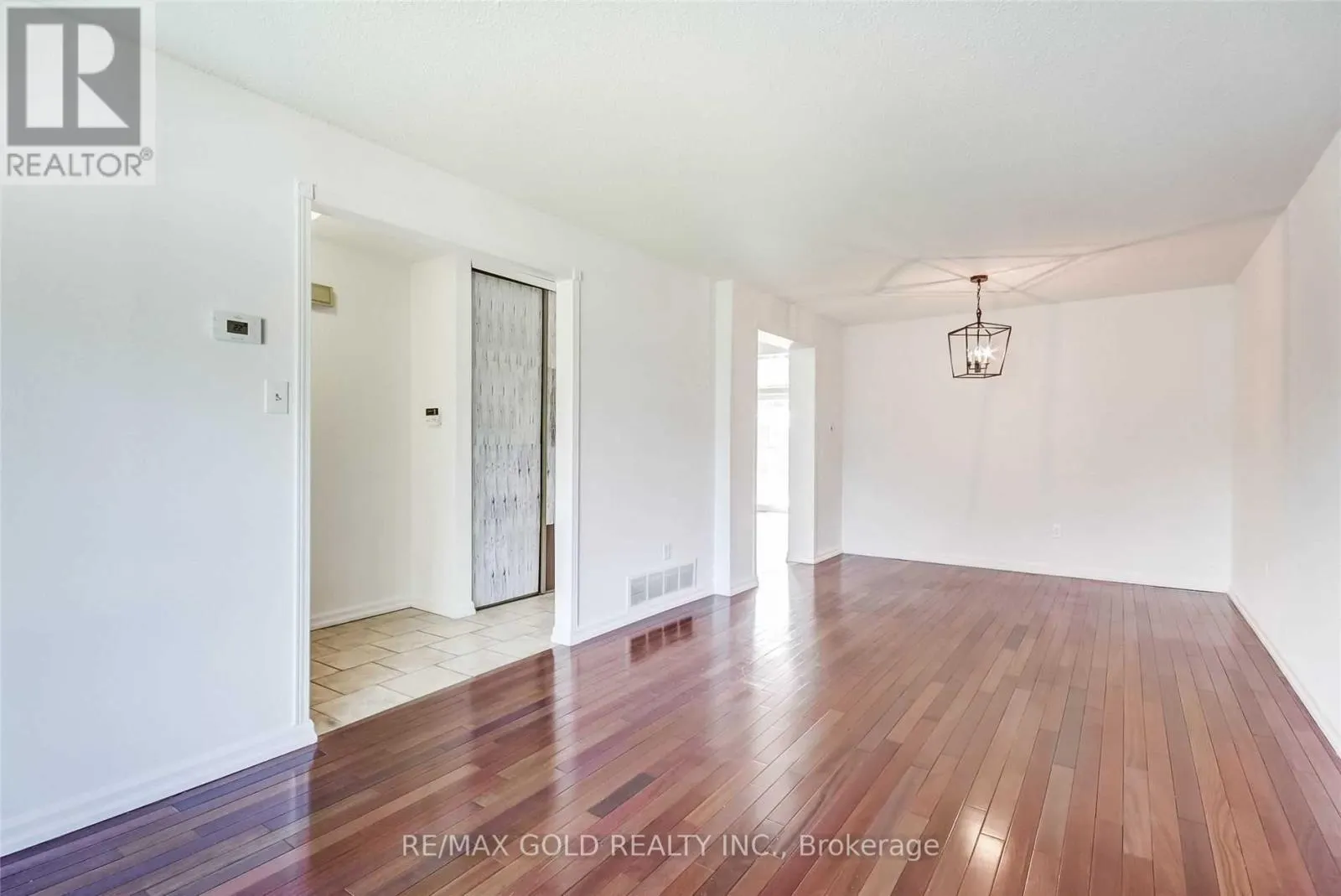 32 LAWNDALE CRESCENT