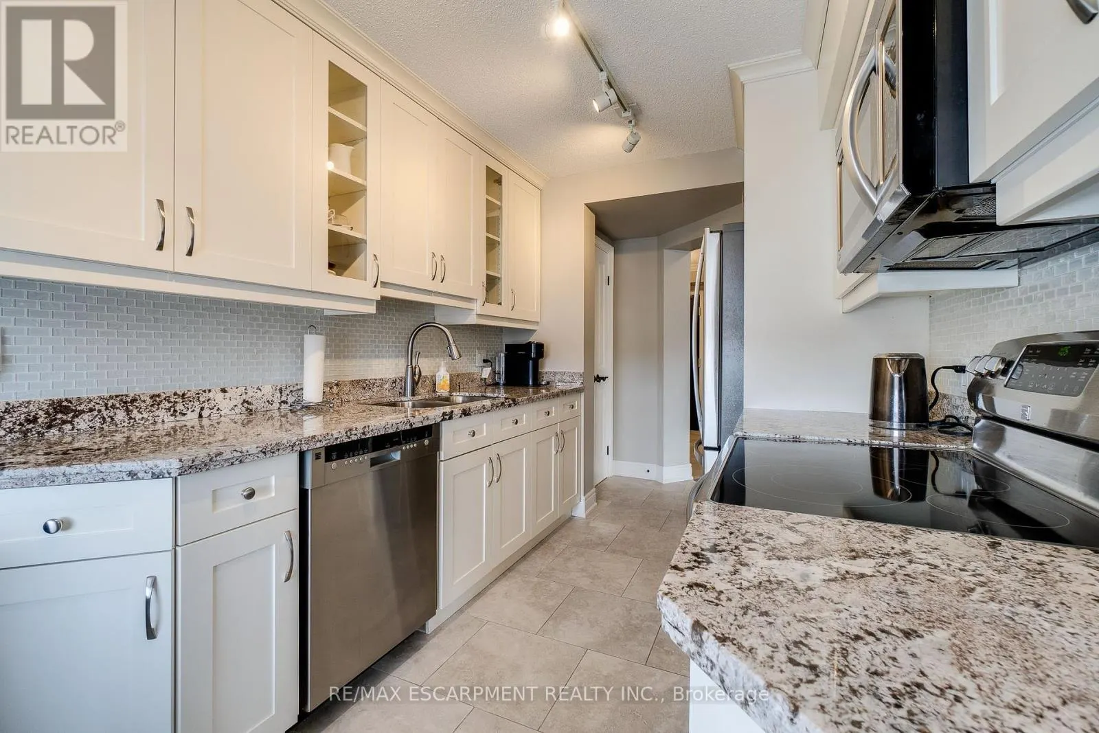 801 - 5280 LAKESHORE ROAD