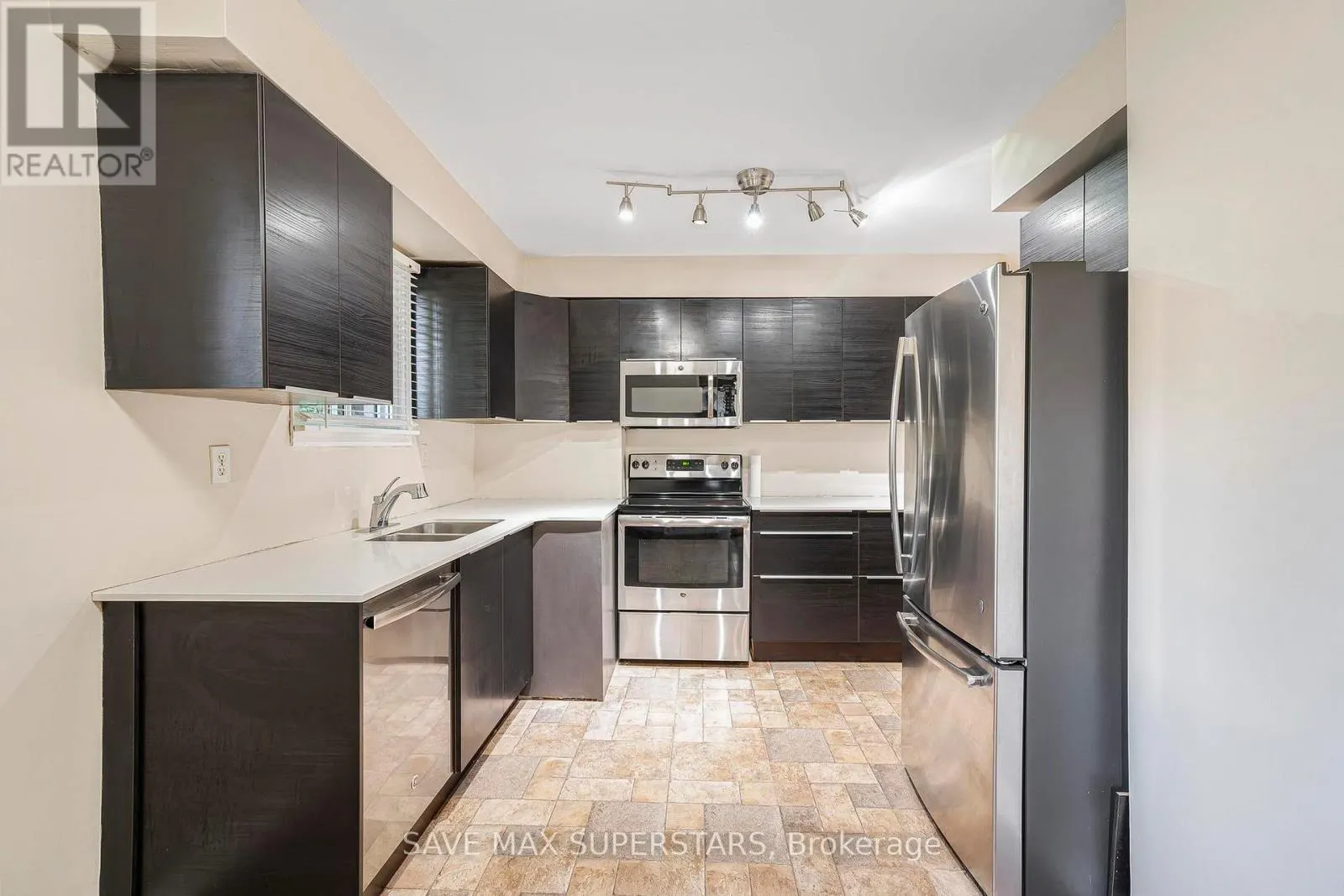 UPPER - 87 PENNINGTON CRESCENT
