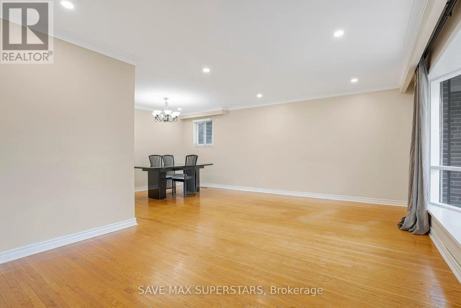 UPPER - 87 PENNINGTON CRESCENT