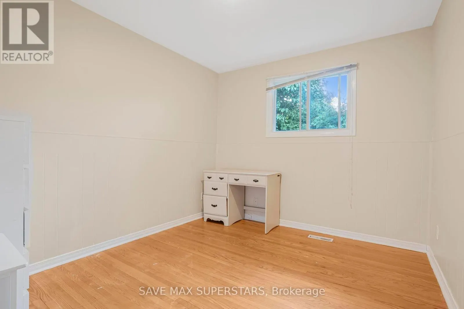 UPPER - 87 PENNINGTON CRESCENT