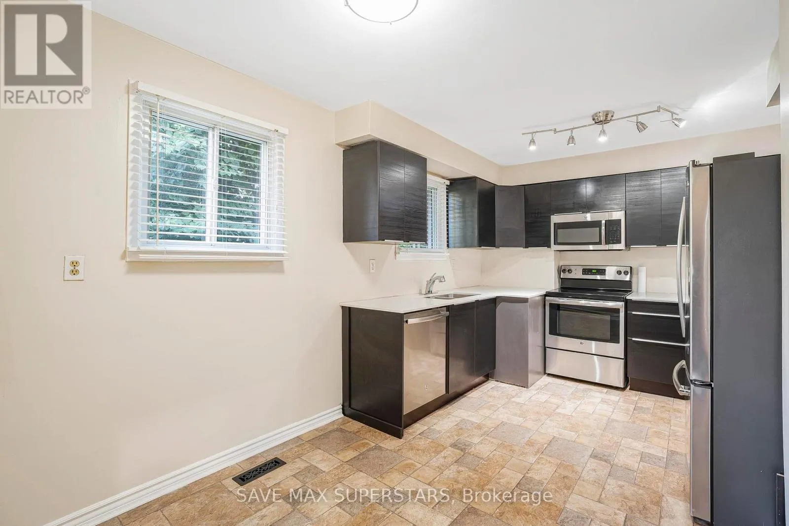 UPPER - 87 PENNINGTON CRESCENT