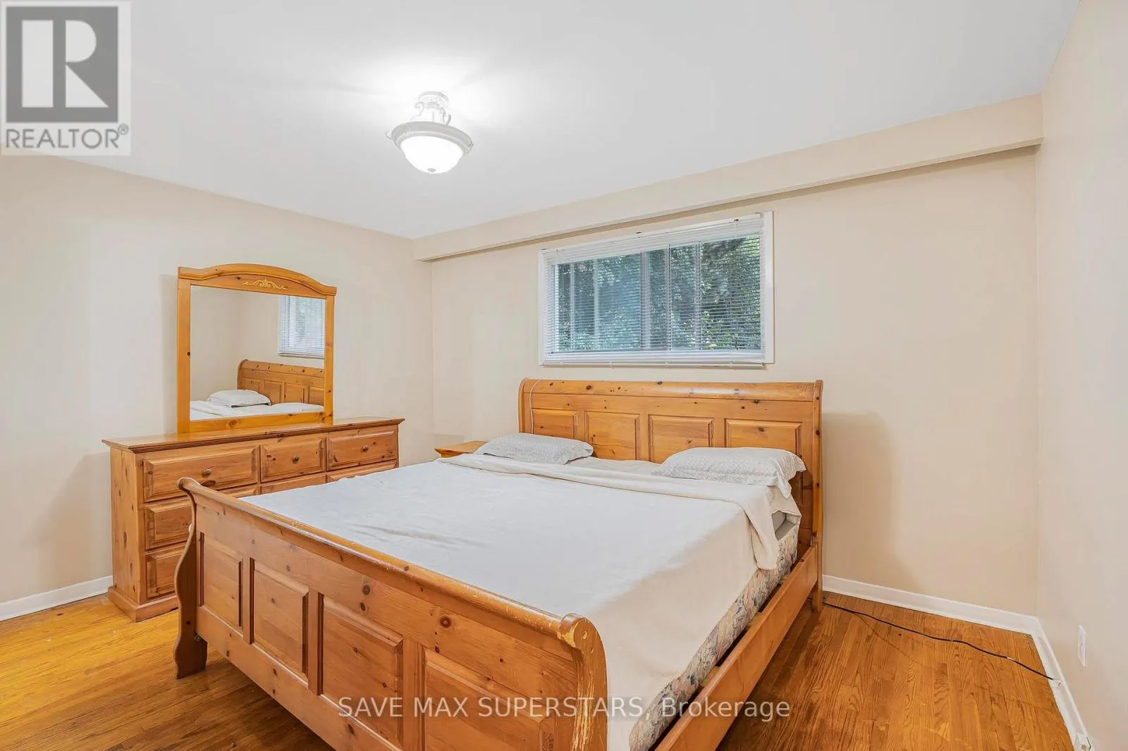 UPPER - 87 PENNINGTON CRESCENT