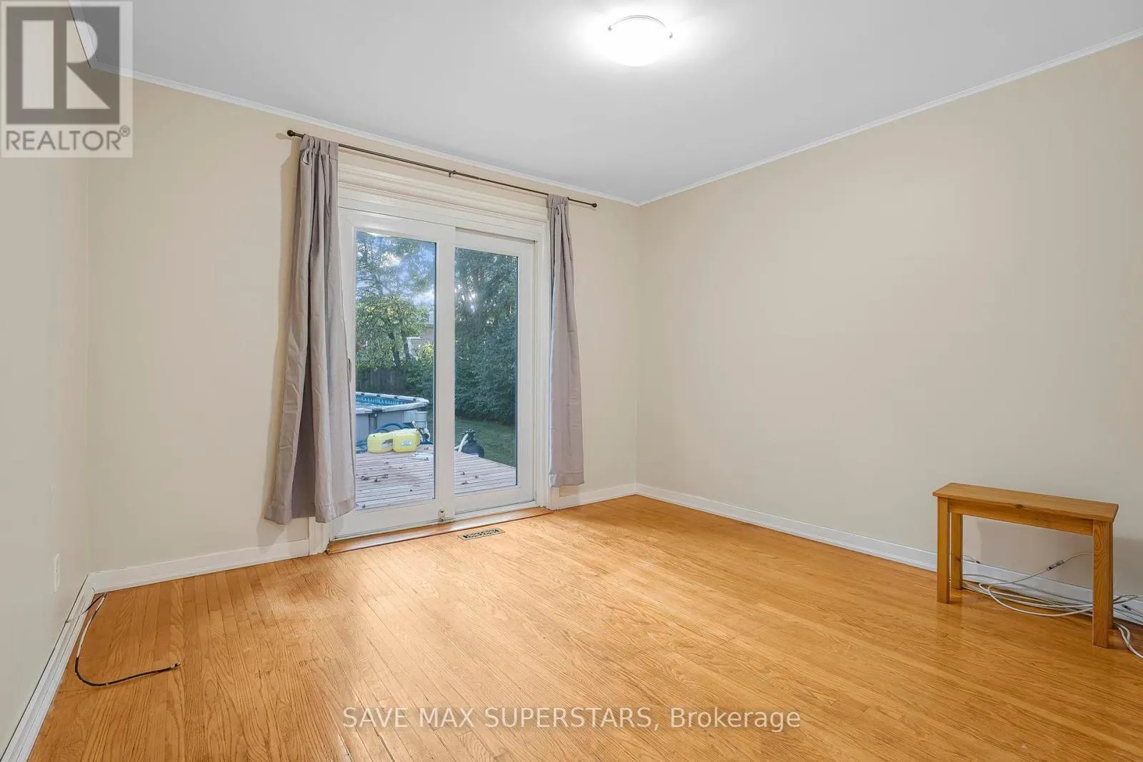 UPPER - 87 PENNINGTON CRESCENT