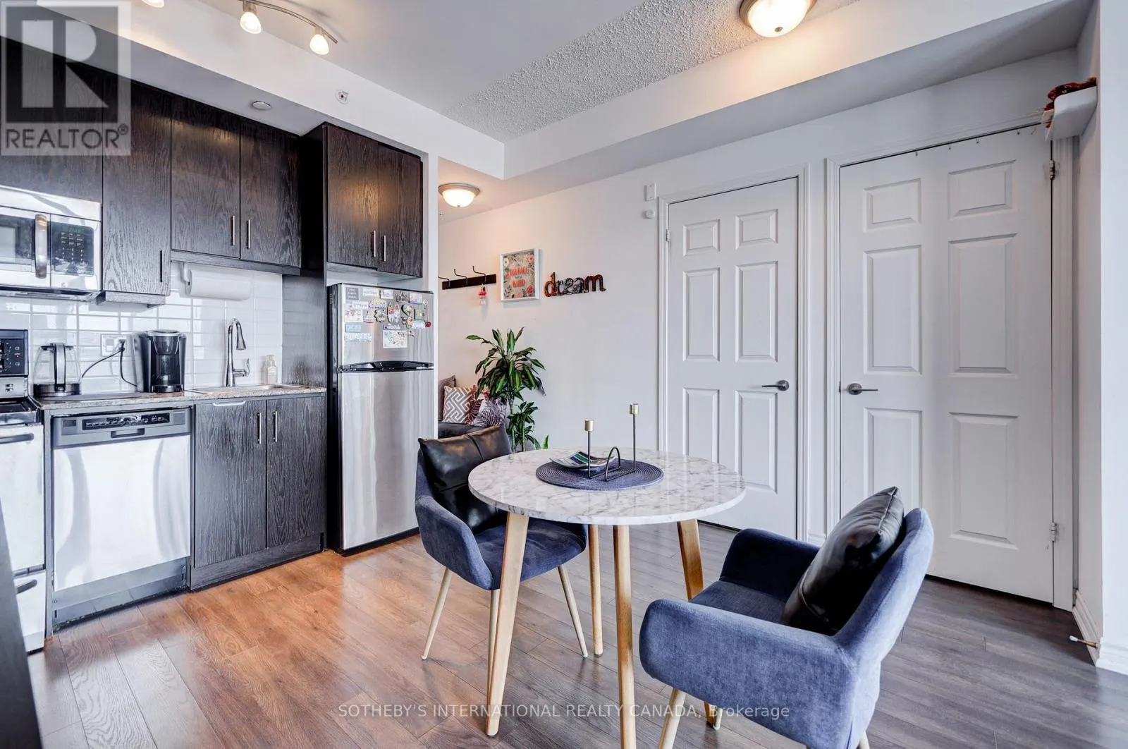 712 - 15 JAMES FINLAY WAY