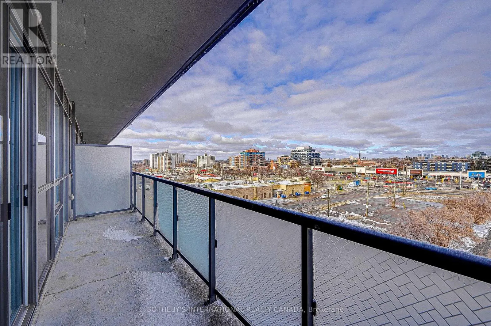 712 - 15 JAMES FINLAY WAY