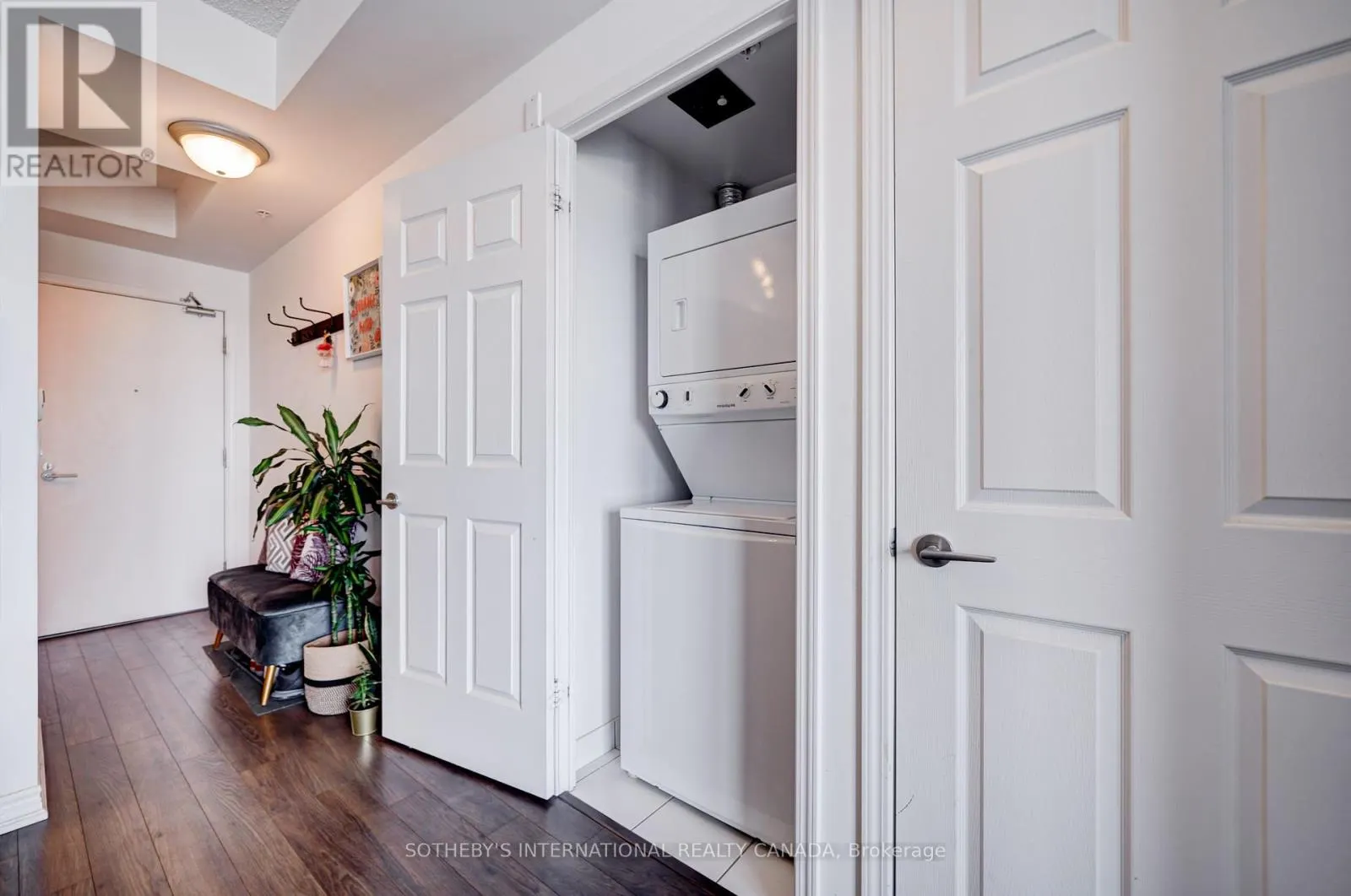712 - 15 JAMES FINLAY WAY