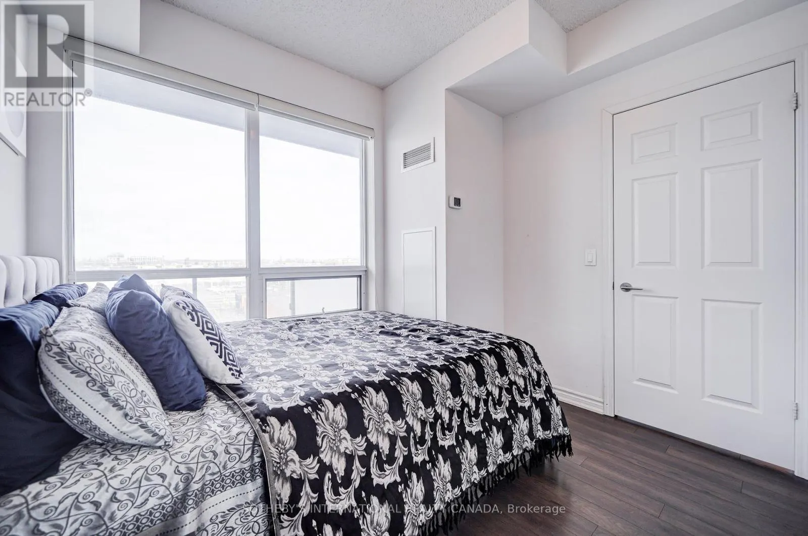 712 - 15 JAMES FINLAY WAY